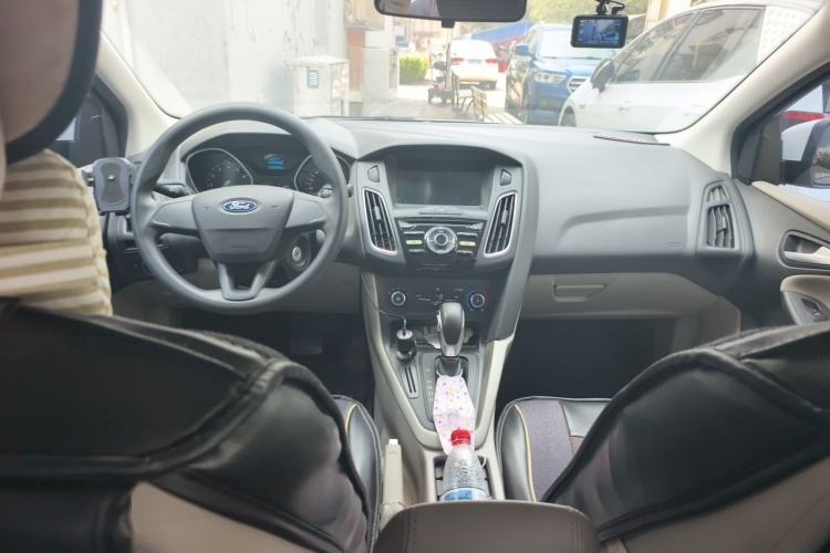 Used Ford Focus 2018 Sedan Classic 1.6L Automatic Comfort Plus Smart Drive Version Center Console