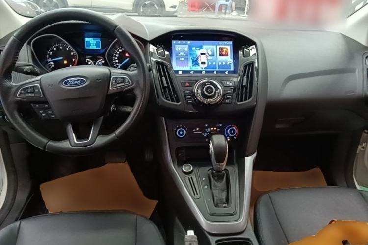 Used Ford Focus 2018 Hatchback Classic 1.6L Automatic Comfort Plus SmartDrive Edition Center Console