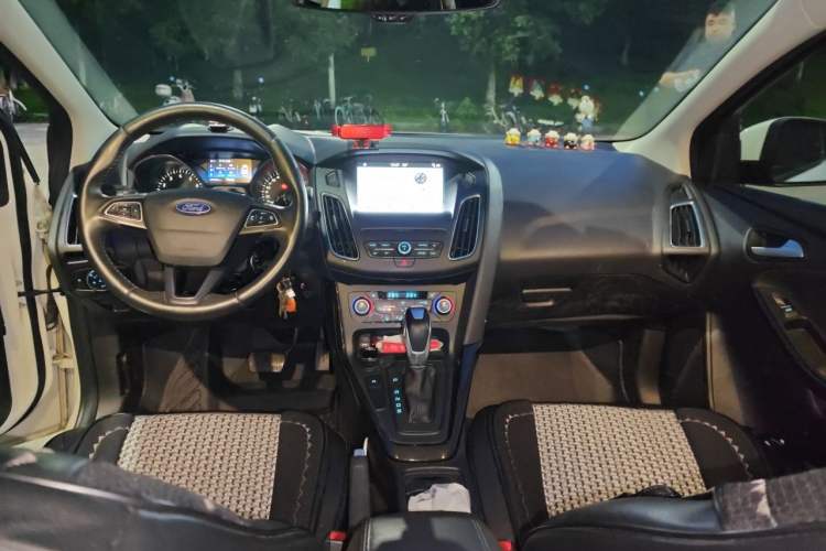 Used Ford Focus 2018 Sedan Classic EcoBoost 180 Automatic Elite Model Center Console