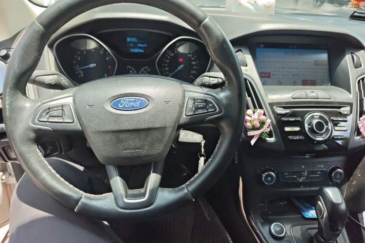 Used Ford Focus 2018 Hatchback Classic 1.6L Automatic Trendy SmartDrive Edition Center Console