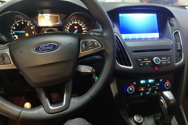 Used Ford Focus 2018 Sedan Classic EcoBoost 180 Automatic Elite Model Center Console
