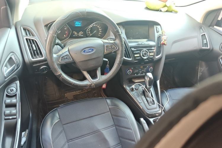 Used Ford Focus 2018 Sedan Classic EcoBoost 125 Automatic Supercharged Style SmartDrive Edition Center Console