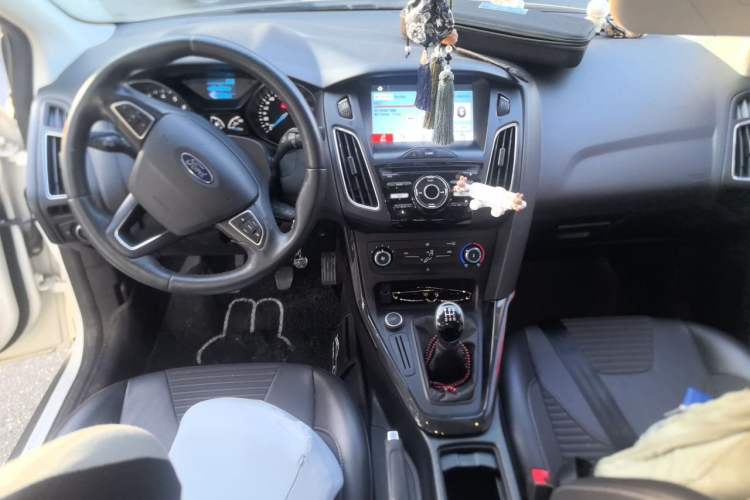 Used Ford Focus 2018 Sedan Classic 1.6L Manual Fashion Edition SmartDrive Version Center Console