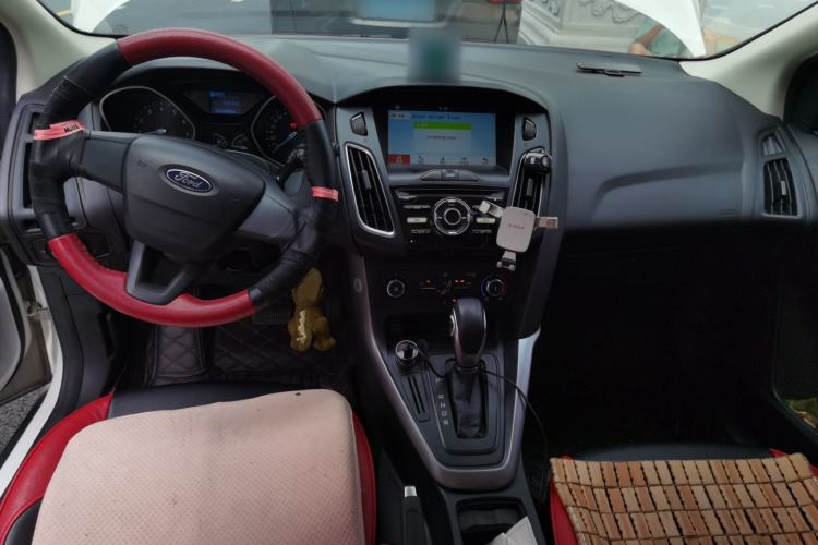 Used Ford Focus 2018 Hatchback Classic 1.6L Automatic Comfort Plus SmartDrive Edition Center Console
