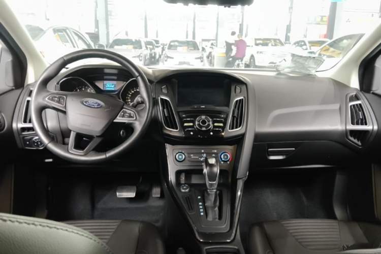 Used Ford Focus 2018 Hatchback Classic 1.6L Automatic Trendy SmartDrive Edition Center Console