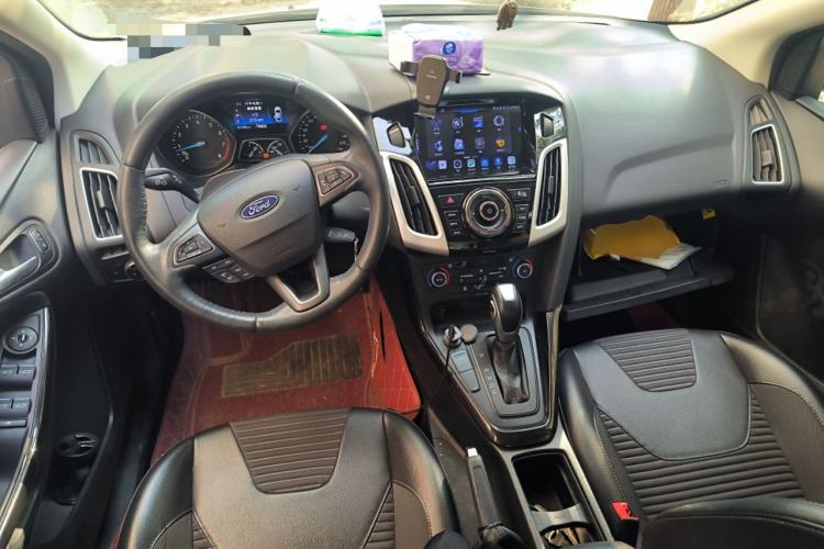Used Ford Focus 2018 Sedan Classic EcoBoost 180 Automatic Elite Model Center Console