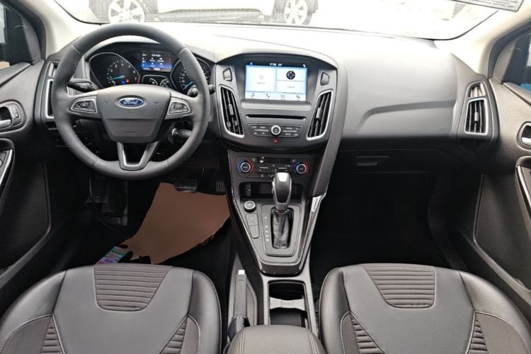 Used Ford Focus 2018 Hatchback Classic EcoBoost 180 Automatic Elite Model Center Console