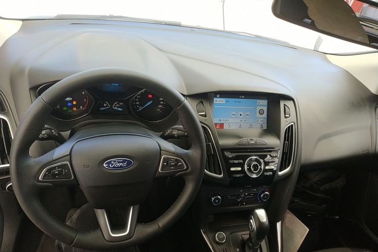 Used Ford Focus 2018 Hatchback Classic 1.6L Automatic Trendy SmartDrive Edition Center Console