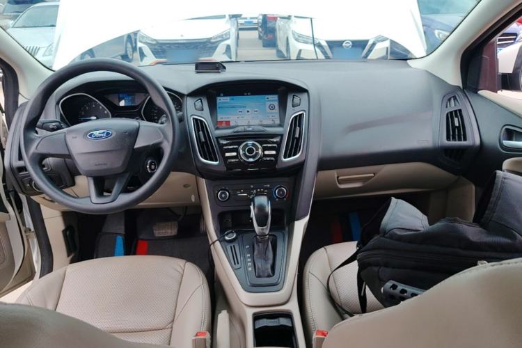 Used Ford Focus 2018 Sedan Classic 1.6L Automatic Comfort Plus Smart Drive Version Center Console