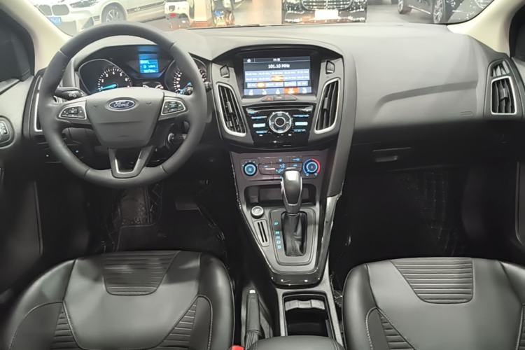 Used Ford Focus 2018 Hatchback Classic 1.6L Automatic Trendy SmartDrive Edition Center Console