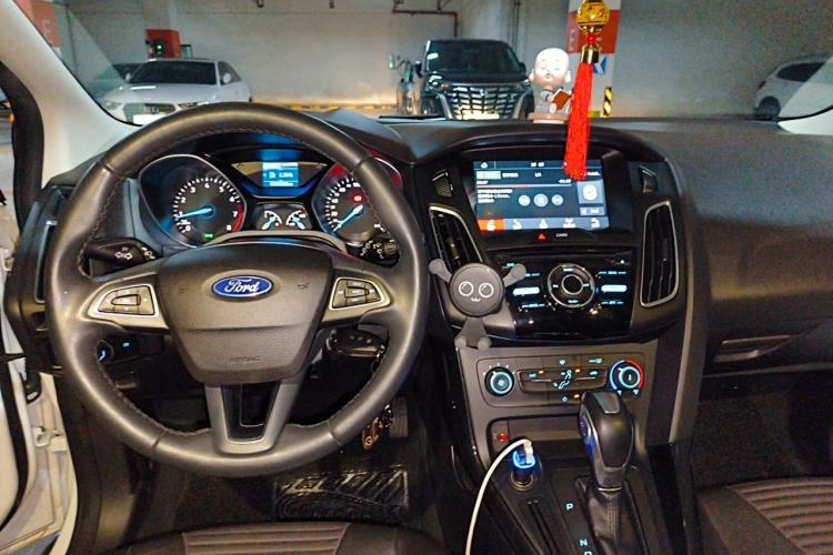 Used Ford Focus 2018 Hatchback Classic 1.6L Automatic Trendy SmartDrive Edition Center Console