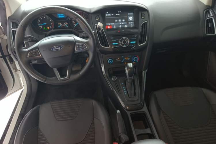 Used Ford Focus 2018 Hatchback Classic 1.6L Automatic Trendy SmartDrive Edition Center Console