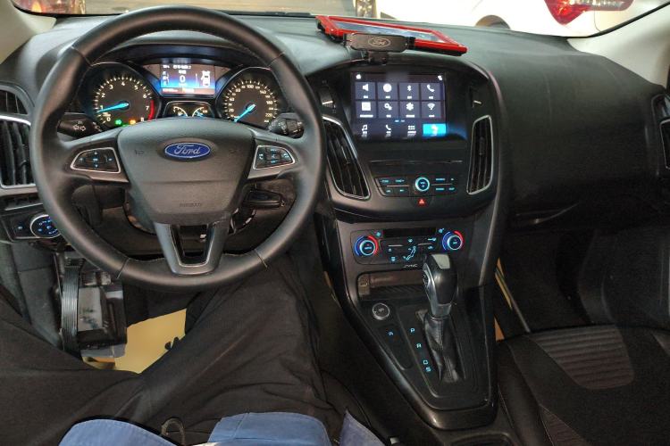 Used Ford Focus 2018 Hatchback Classic EcoBoost 180 Automatic Elite Model Center Console