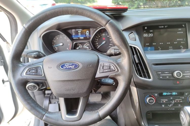 Used Ford Focus 2018 Sedan Classic EcoBoost 180 Automatic Elite Model Center Console