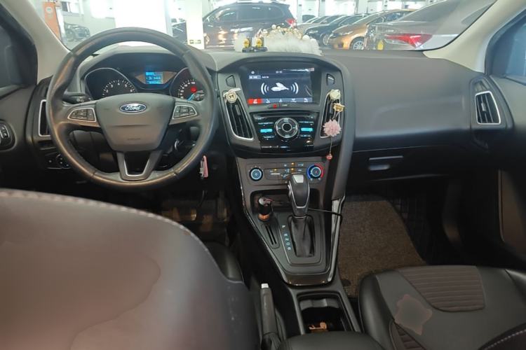 Used Ford Focus 2018 Hatchback Classic 1.6L Automatic Trendy SmartDrive Edition Center Console