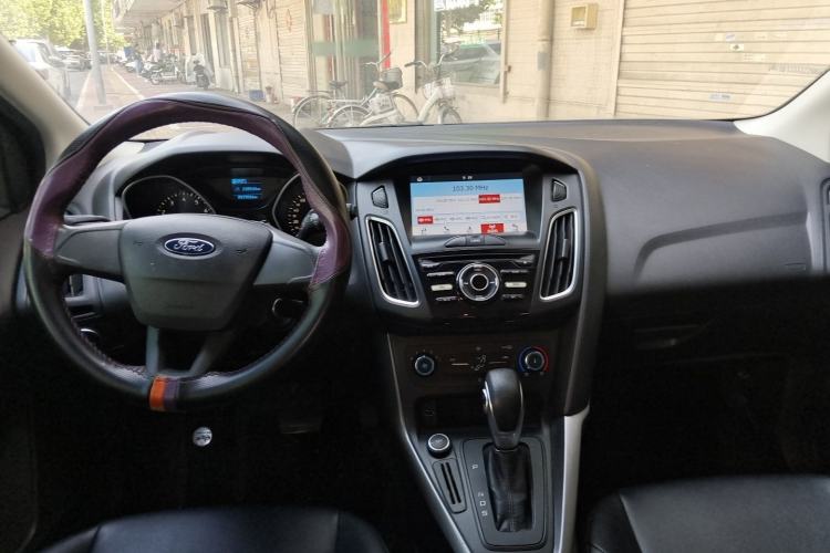 Used Ford Focus 2018 Hatchback Classic 1.6L Automatic Comfort Plus SmartDrive Edition Center Console
