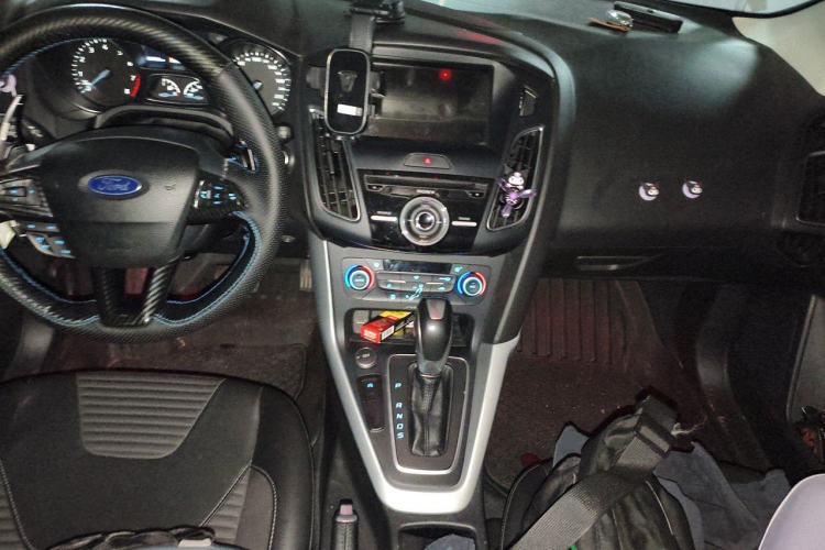 Used Ford Focus 2018 Hatchback Classic EcoBoost 180 Automatic Sport Edition Center Console