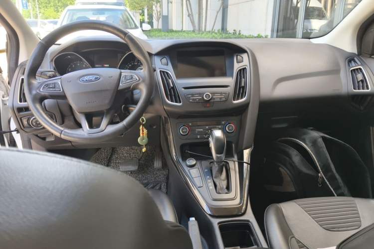 Used Ford Focus 2018 Hatchback Classic EcoBoost 180 Automatic Elite Model Center Console