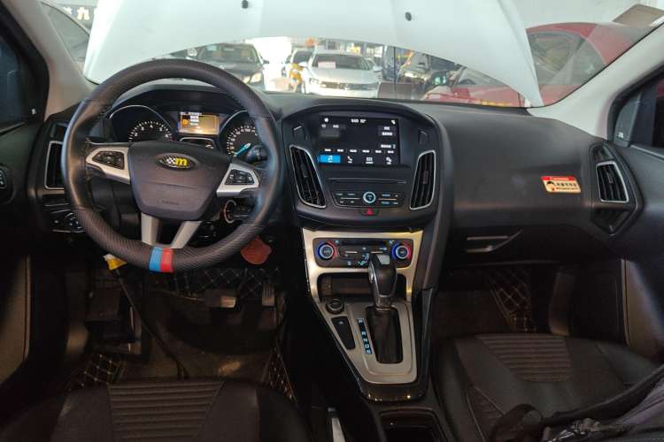 Used Ford Focus 2018 Sedan Classic EcoBoost 180 Automatic Elite Model Center Console