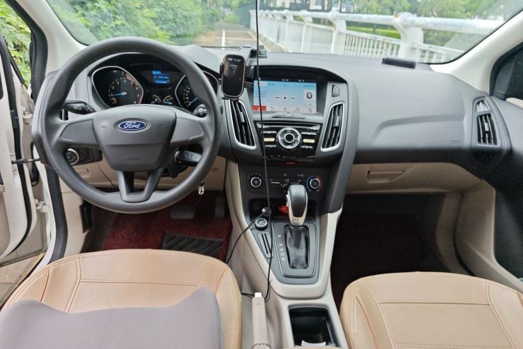 Used Ford Focus 2018 Sedan Classic 1.6L Automatic Comfort Plus Smart Drive Version Center Console