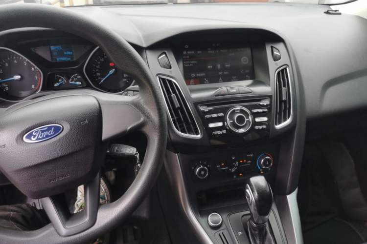 Used Ford Focus 2018 Hatchback Classic 1.6L Automatic Comfort Plus SmartDrive Edition Center Console