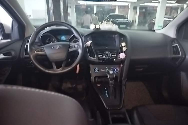 Used Ford Focus 2018 Hatchback Classic 1.6L Automatic Trendy SmartDrive Edition Center Console