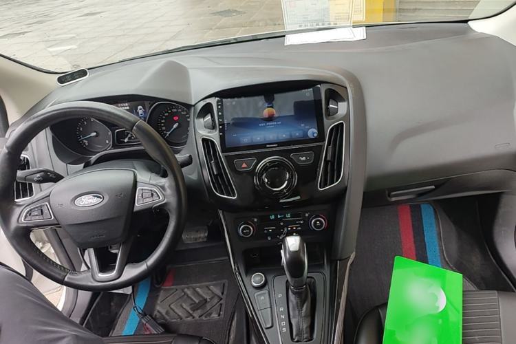 Used Ford Focus 2018 Sedan Classic EcoBoost 180 Automatic Elite Model Center Console