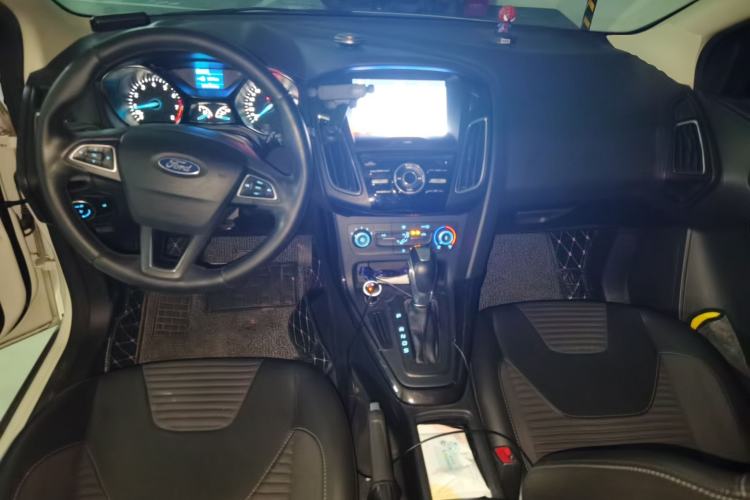 Used Ford Focus 2018 Hatchback Classic 1.6L Automatic Trendy SmartDrive Edition Center Console