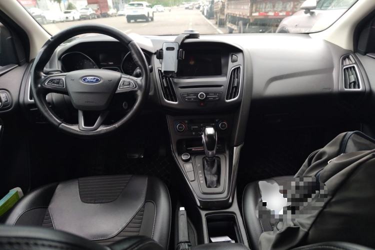Used Ford Focus 2018 Sedan Classic EcoBoost 180 Automatic Elite Model Center Console