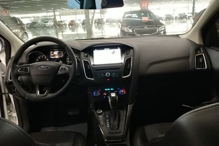 Used Ford Focus 2018 Sedan Classic EcoBoost 180 Automatic Elite Model Center Console