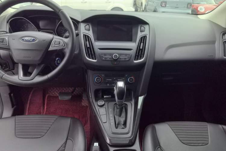 Used Ford Focus 2018 Hatchback Classic EcoBoost 180 Automatic Elite Model Center Console