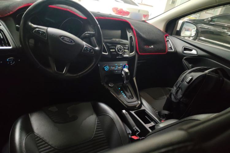 Used Ford Focus 2018 Hatchback Classic 1.6L Automatic Trendy SmartDrive Edition Center Console