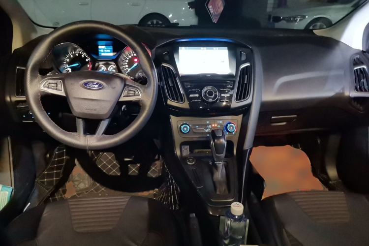 Used Ford Focus 2018 Sedan Classic 1.6L Automatic Trendy SmartDrive Edition Center Console