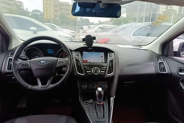 Used Ford Focus 2018 Sedan Classic 1.6L Automatic Trendy SmartDrive Edition Center Console