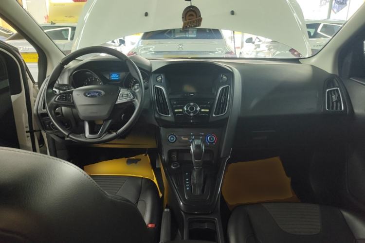 Used Ford Focus 2018 Sedan Classic 1.6L Automatic Trendy SmartDrive Edition Center Console