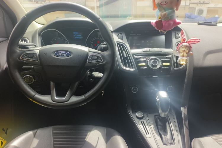 Used Ford Focus 2018 Hatchback Classic 1.6L Automatic Trendy SmartDrive Edition Center Console