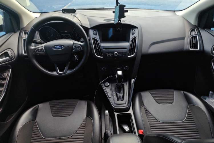 Used Ford Focus 2018 Hatchback Classic EcoBoost 180 Automatic Elite Model Center Console