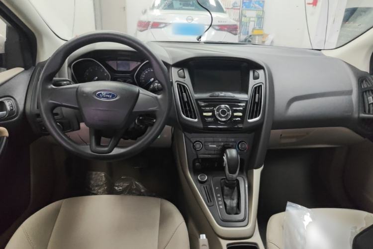 Used Ford Focus 2018 Sedan Classic 1.6L Automatic Comfort Plus Smart Drive Version Center Console