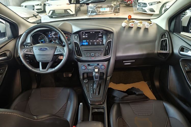 Used Ford Focus 2018 Sedan Classic EcoBoost 180 Automatic Elite Model Center Console