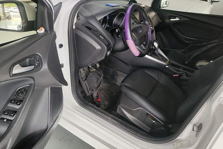 Used Ford Focus 2018 Hatchback Classic 1.6L Automatic Comfort Plus SmartDrive Edition Driver Seat