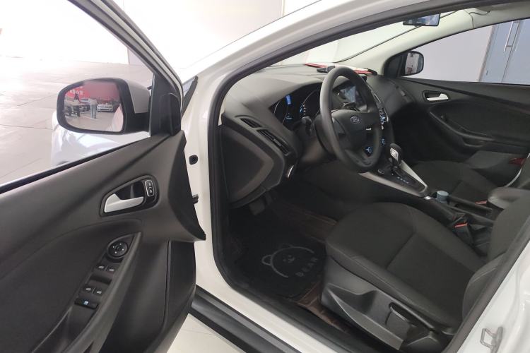 Used Ford Focus 2018 Hatchback Classic 1.6L Automatic Comfort Plus SmartDrive Edition Driver Seat