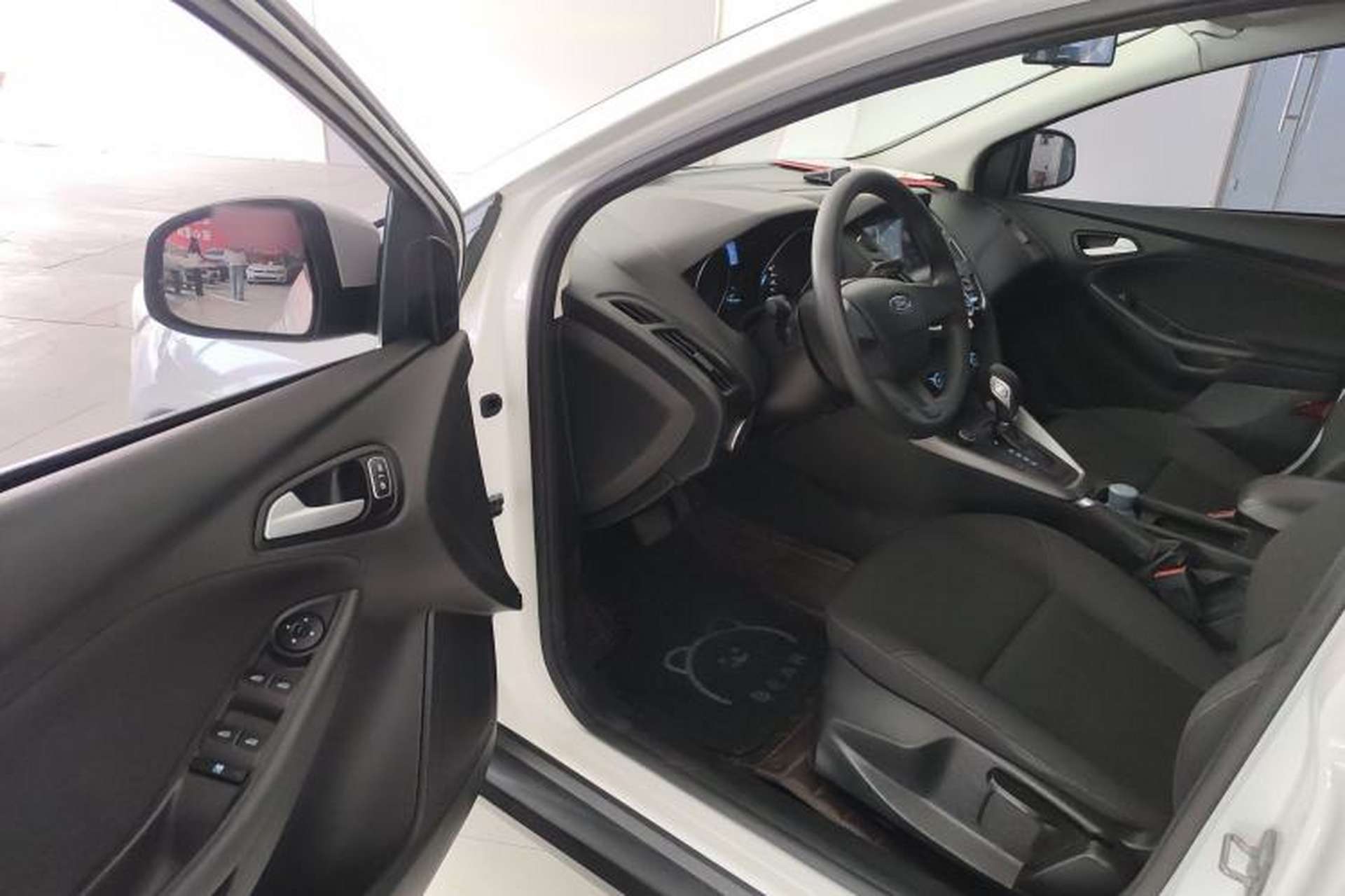 Used Ford Focus 2018 Hatchback Classic 1.6L Automatic Comfort Plus SmartDrive Edition Driver Seat