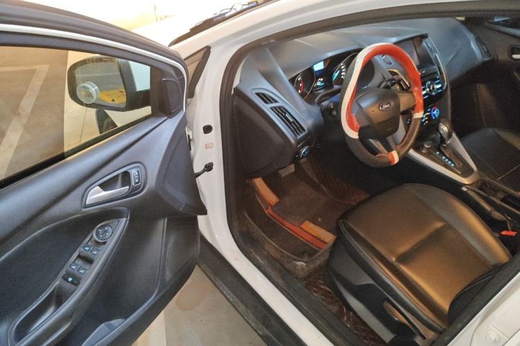 Used Ford Focus 2018 Hatchback Classic 1.6L Automatic Comfort Plus SmartDrive Edition Driver Seat