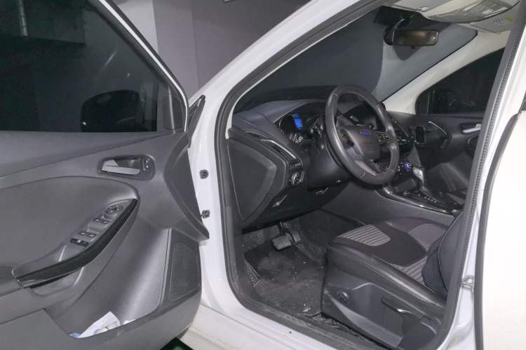 Used Ford Focus 2018 Hatchback Classic 1.6L Automatic Trendy SmartDrive Edition Driver Seat