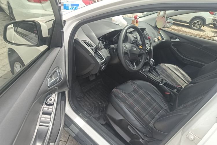 Used Ford Focus 2018 Sedan Classic 1.6L Automatic Trendy SmartDrive Edition Driver Seat