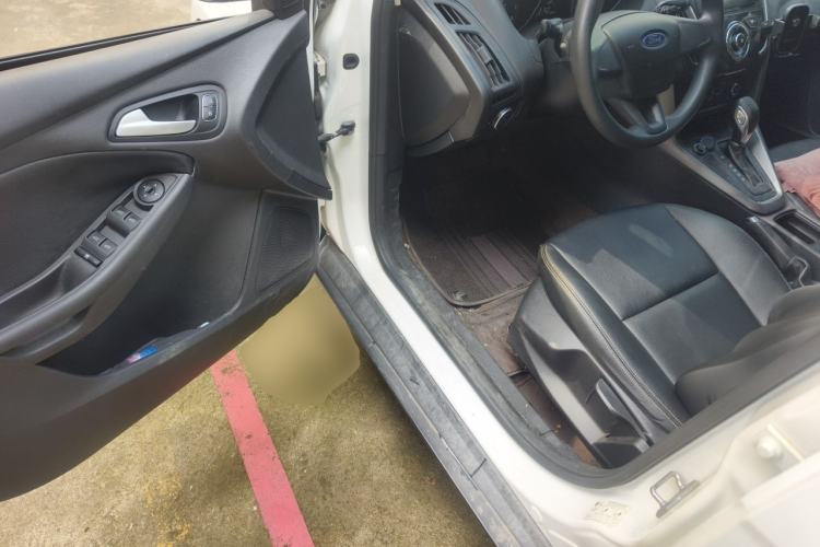 Used Ford Focus 2018 Hatchback Classic 1.6L Automatic Comfort Plus SmartDrive Edition Driver Seat