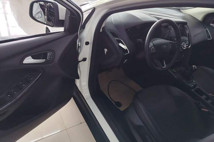 Used Ford Focus 2018 Hatchback Classic 1.6L Manual Fashion Edition SmartDrive Version Driver Seat