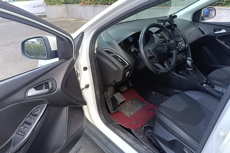 Used Ford Focus 2018 Sedan Classic 1.6L Automatic Trendy SmartDrive Edition Driver Seat