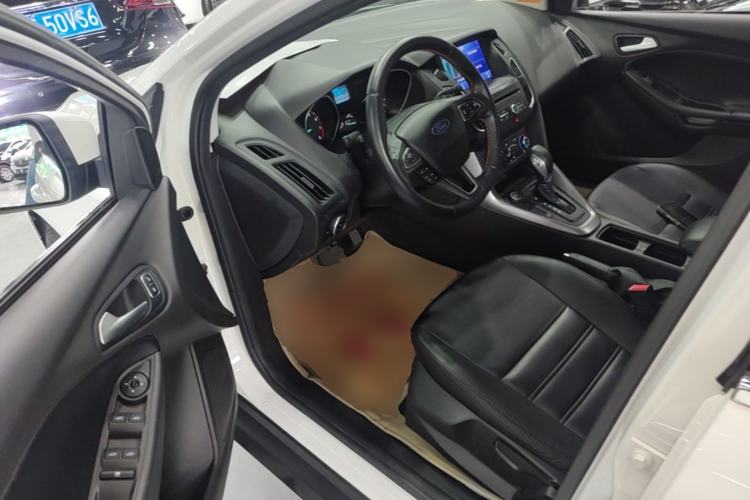 Used Ford Focus 2018 Hatchback Classic 1.6L Automatic Comfort Plus SmartDrive Edition Driver Seat