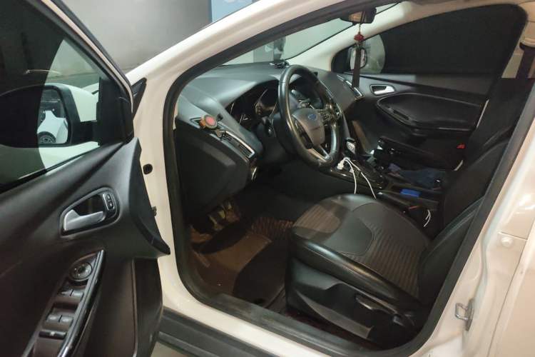 Used Ford Focus 2018 Sedan Classic 1.6L Automatic Trendy SmartDrive Edition Driver Seat